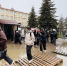«Раньше было болото, а сейчас кладут плитку»: в поселке Электроизолятор наполовину построили тротуар к школе и университету - Regions.Ru