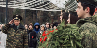 Воспитанники клуба «Олимп» возложили гирлянду на митинге ко Дню Героев - Regions.Ru